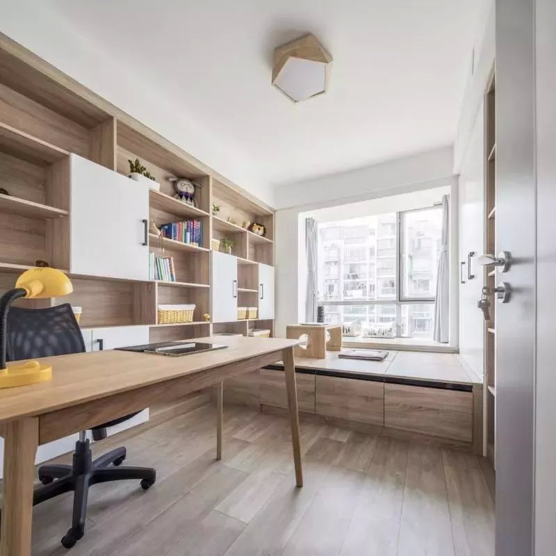 独立书房,那么可以选择把次卧做成榻榻米加上书桌柜,衣柜的组合式设计